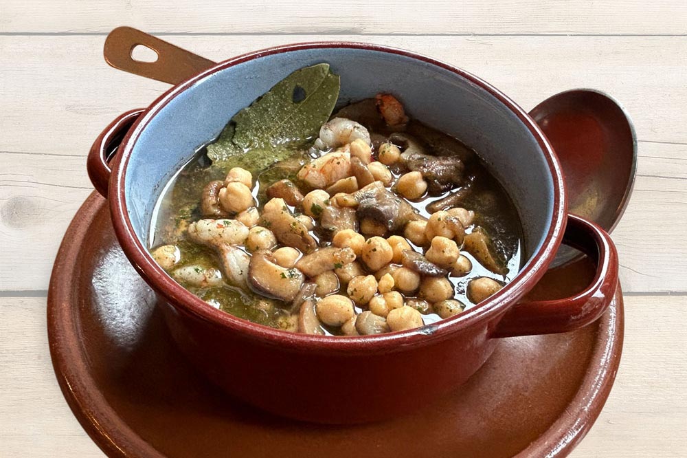 Guiso de Garbanzos con langostinos, níscalos y crema de boletus