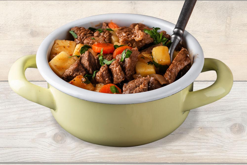 Carne estofada de vaca, con guiso de patata, níscalos y boletus